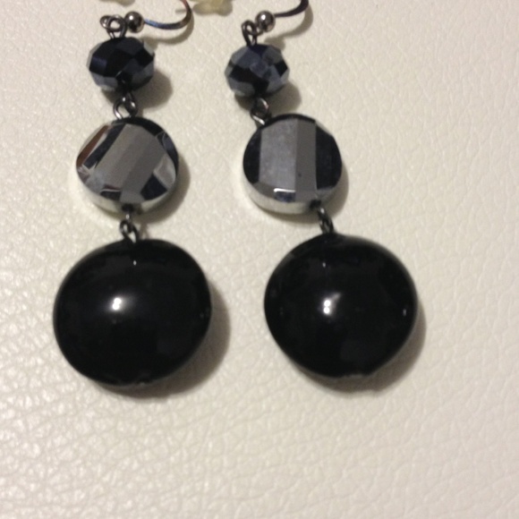 Black Dangling Earrings - Picture 1 of 2